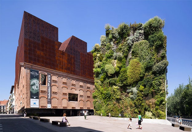 راهنمای دیوار سبز برای معماران_Caixa Forum by Herzog & de Meuron, green wall by Patrick Blanc